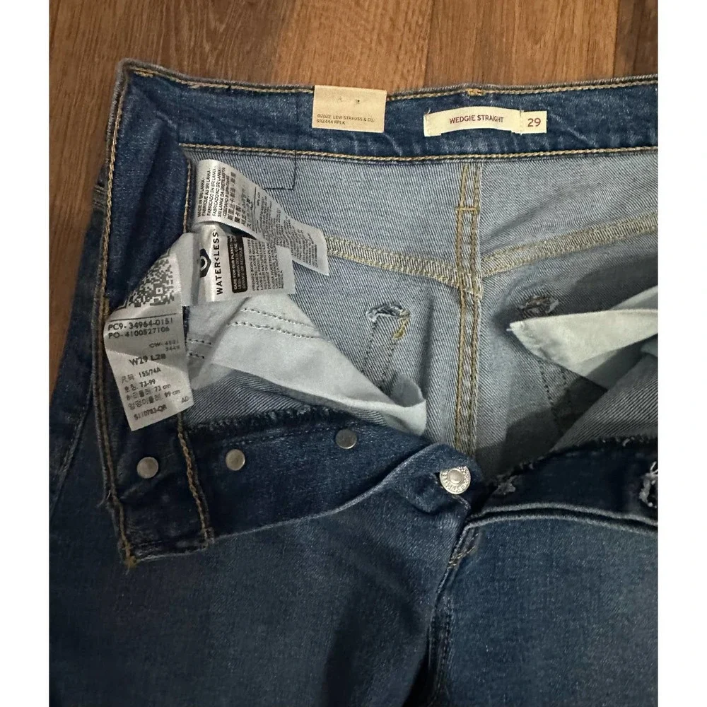 NEW Levi’s Wedgie Straight Leg Light Wash Blue Denim Distressed Jeans - Picture 5 of 6